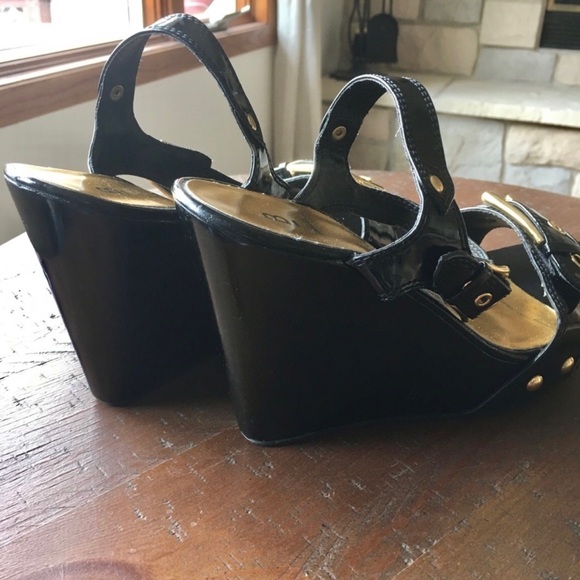 Bakers Black Patent Platform Wedge Gold Buckle Strap Sandals, Size 8 - Picture 9 of 12